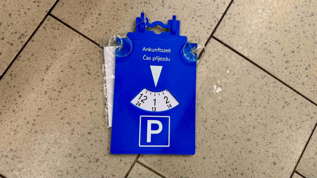 Parkscheiben-Test: Eine blaue getestete Kunststoff-Parkscheibe mit Saugnäpfen liegt auf dem Boden.