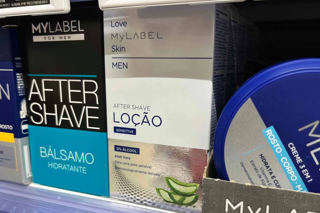 Im Test: Eine Packung Aftershave von My Label neben anderen Produkten in einem Regal.