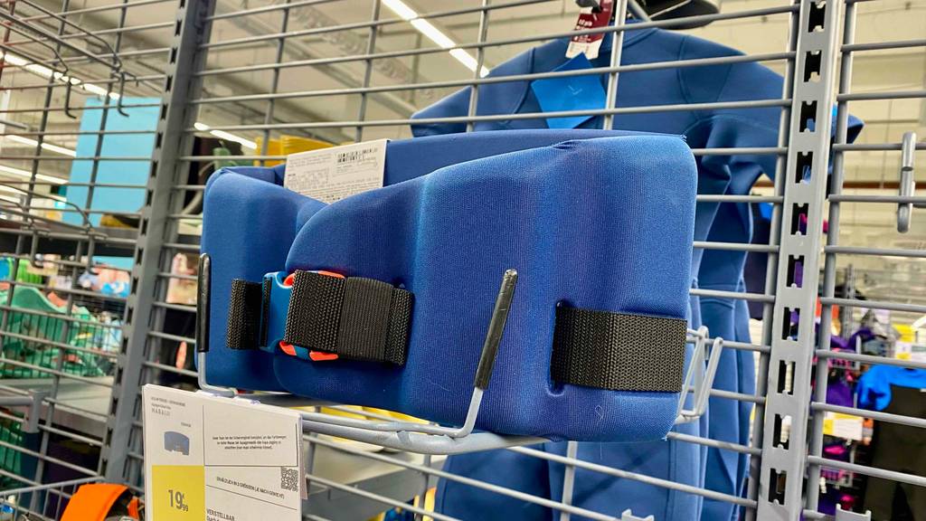 Aqua-Jogging-Gürtel-Test: Ein blauer Gürtel hängt an einem Gitterregal.
