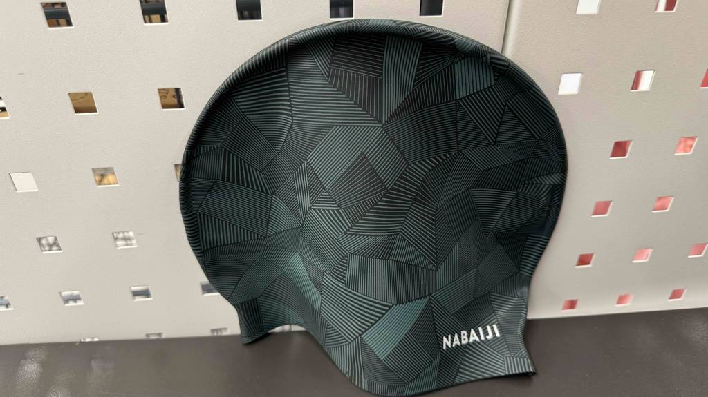 Auf einer getesteten schwarz-gemusterten Badekappe ist der Markenname aufgedruckt.
