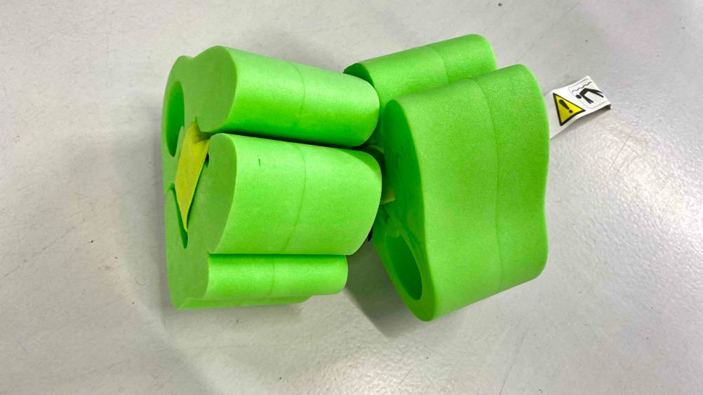 Seitenansicht eines Sets grüne Schwimmflügel aus Schaumstoff im Test.