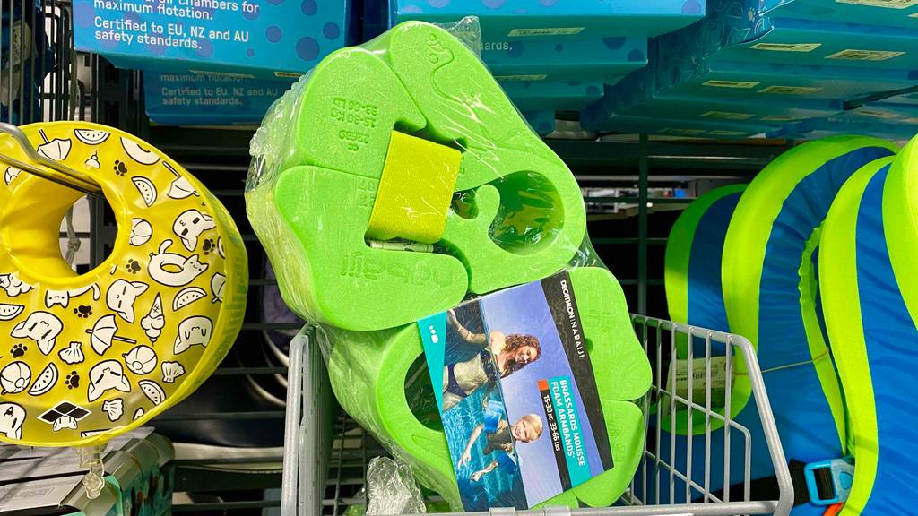 Im Test: Neongrüne Schwimmflügel aus Schaumstoff hängen neben anderen in einem Verkaufsregal.