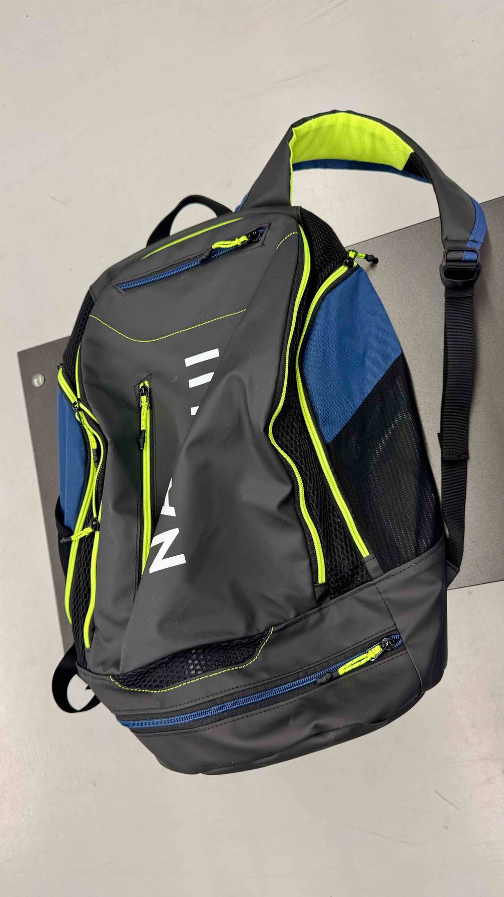 Nahaufnahme des mehrfarbigen getesteten Schwimmrucksacks inklusive vieler Taschen mit Reißverschlüssen.