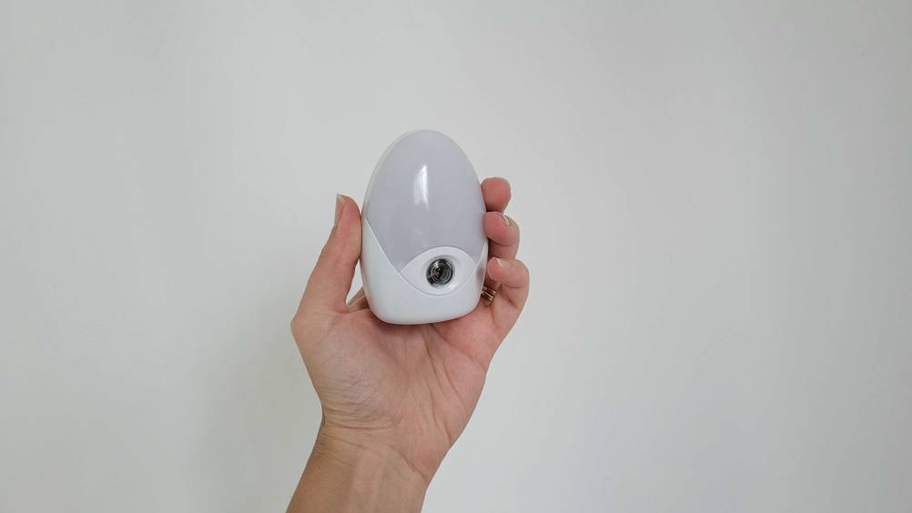 In der Hand befindet sich ein getestetes Nachtlicht mit LED-Funktion. 