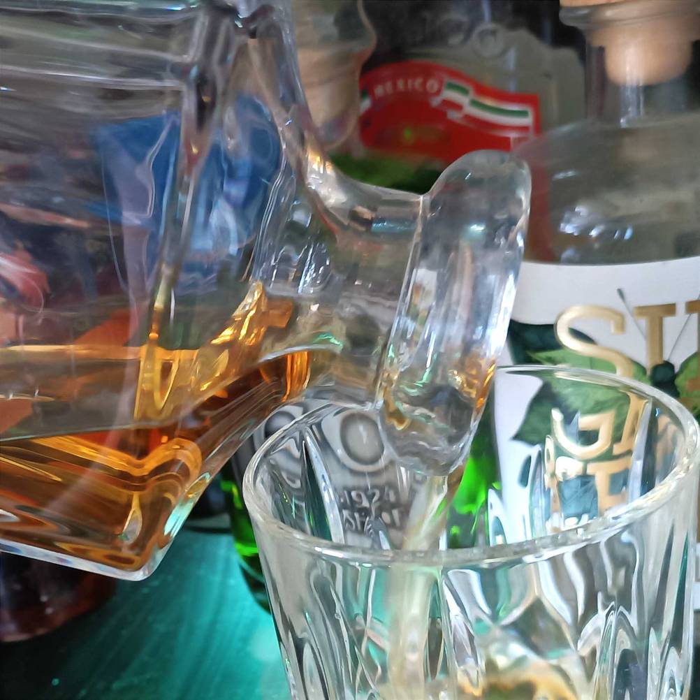 Nahaufnahme des Karaffenhalses einer Whisky-Karaffe im Test über einem Glas.