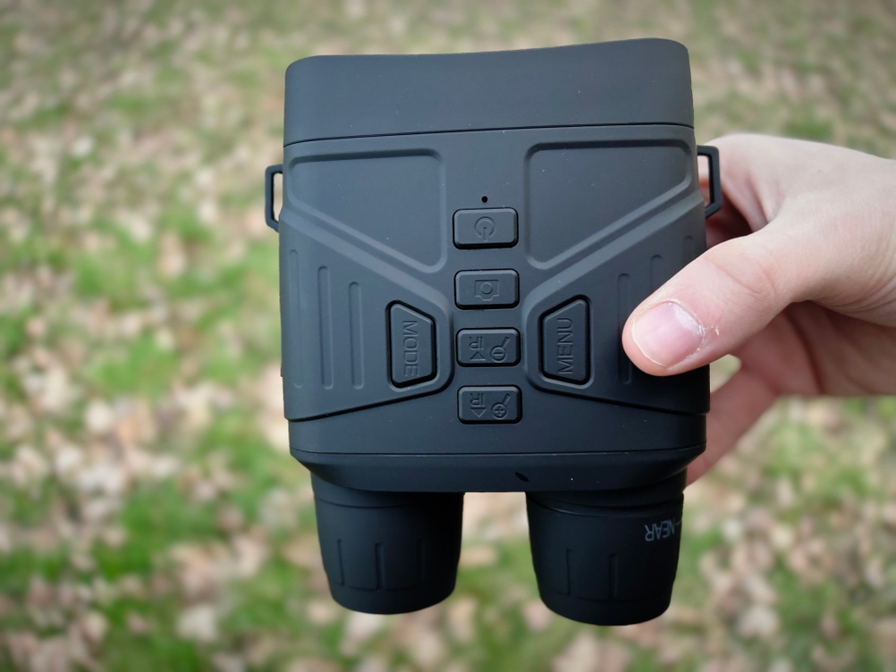 Rückseite des Relassy-NV4000-Nachtsichtgeräts mit mehreren Bedienknöpfen, darunter „MODE“ und „MENU“. Eine Hand hält das Gerät.