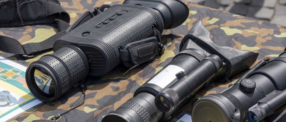 Nachtsichtgeräte liegen nebeneinander.