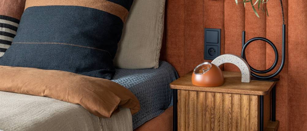 Nachttisch-für-Boxspringbett-Test: Zu sehen ist ein Nachttisch neben einem gleich hohen Boxspringbett.