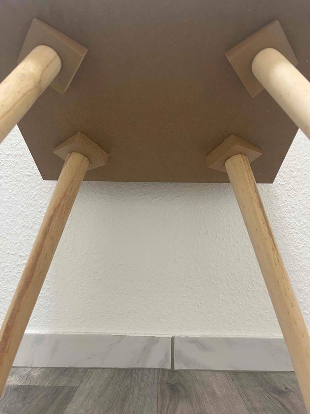 Nachttisch im Test: Blick von unten auf die Verbindungen der Standfüße.