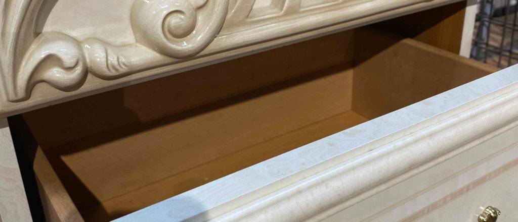 Detailansicht einer geöffneten Schublade aus Holz eines getesteten Nachttischs.