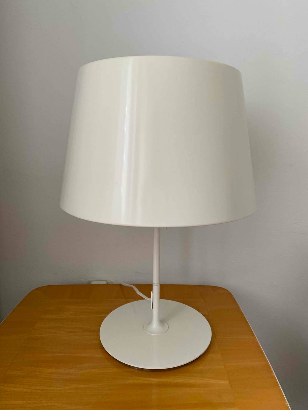 Die getestete Nachttischlampe auf einem Tisch.