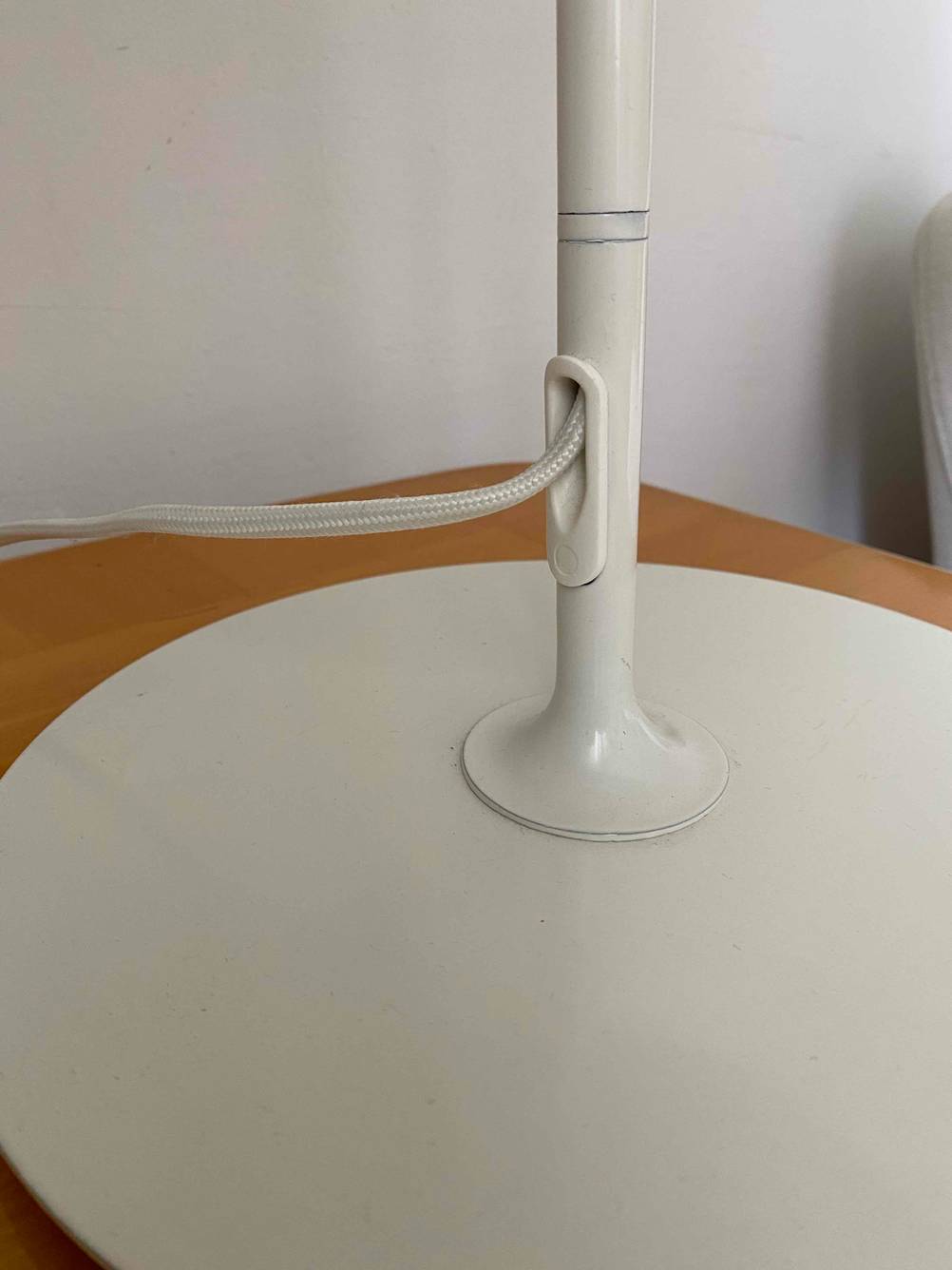Nachttischlampe im Test: Nahaufnahme des Kabelschachtes am Ständer.