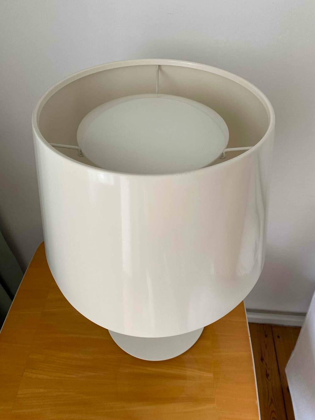 Die getestete Nachttischlampe von oben auf einem Tisch.
