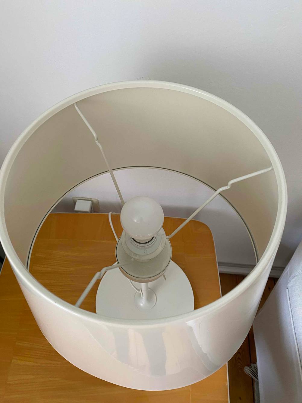 Die Nachttischlampe im Test von oben ohne Abdeckung.