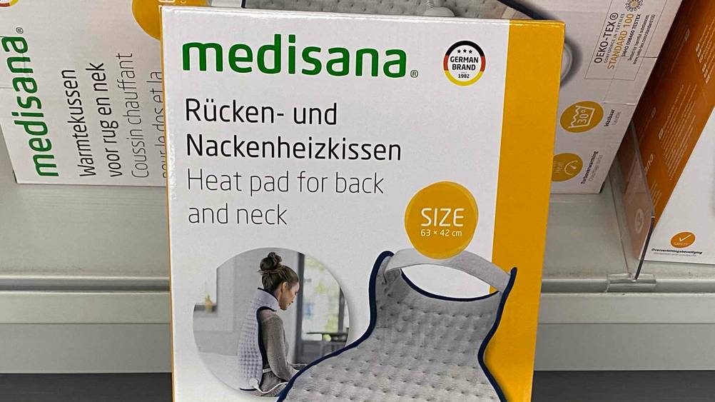 Nahaufnahme der Originalverpackung des getesteten Nackenheizkissens mit Logo und Artikelbezeichnung.