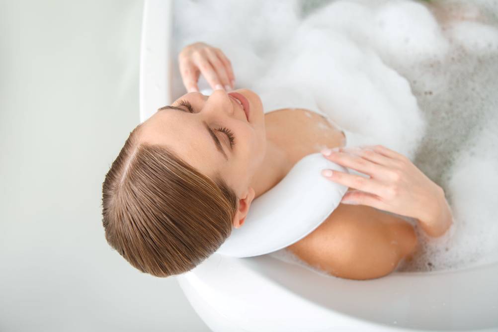 Nackenkissen-Badewanne-Test