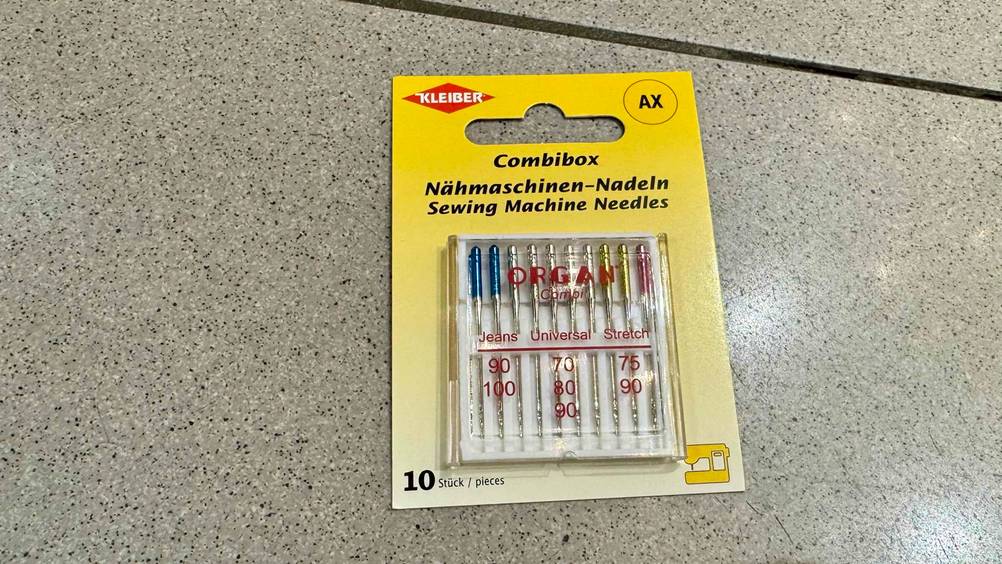 Auf dem Boden liegen die Nähmaschinennadeln im Test.