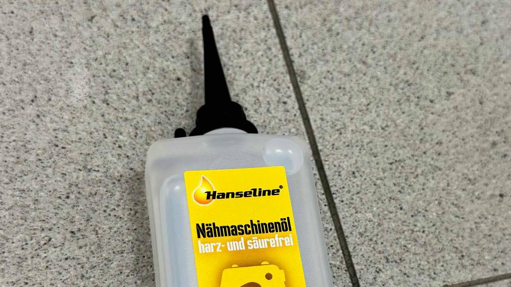 Nähmaschinenöl getestet: Nahaufnahme der Verpackung mit Logo und Artikelbezeichnung.