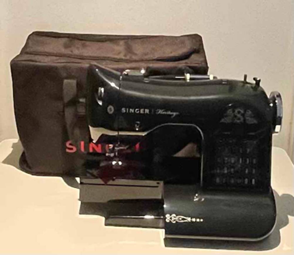Nähmaschinentasche getestet: Hinter einer Singer-Nähmaschine steht die Tasche.