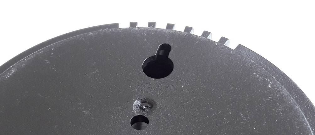Rückseite eines Hygrometers mit einer Einkerbung für eine Wandaufhängung.