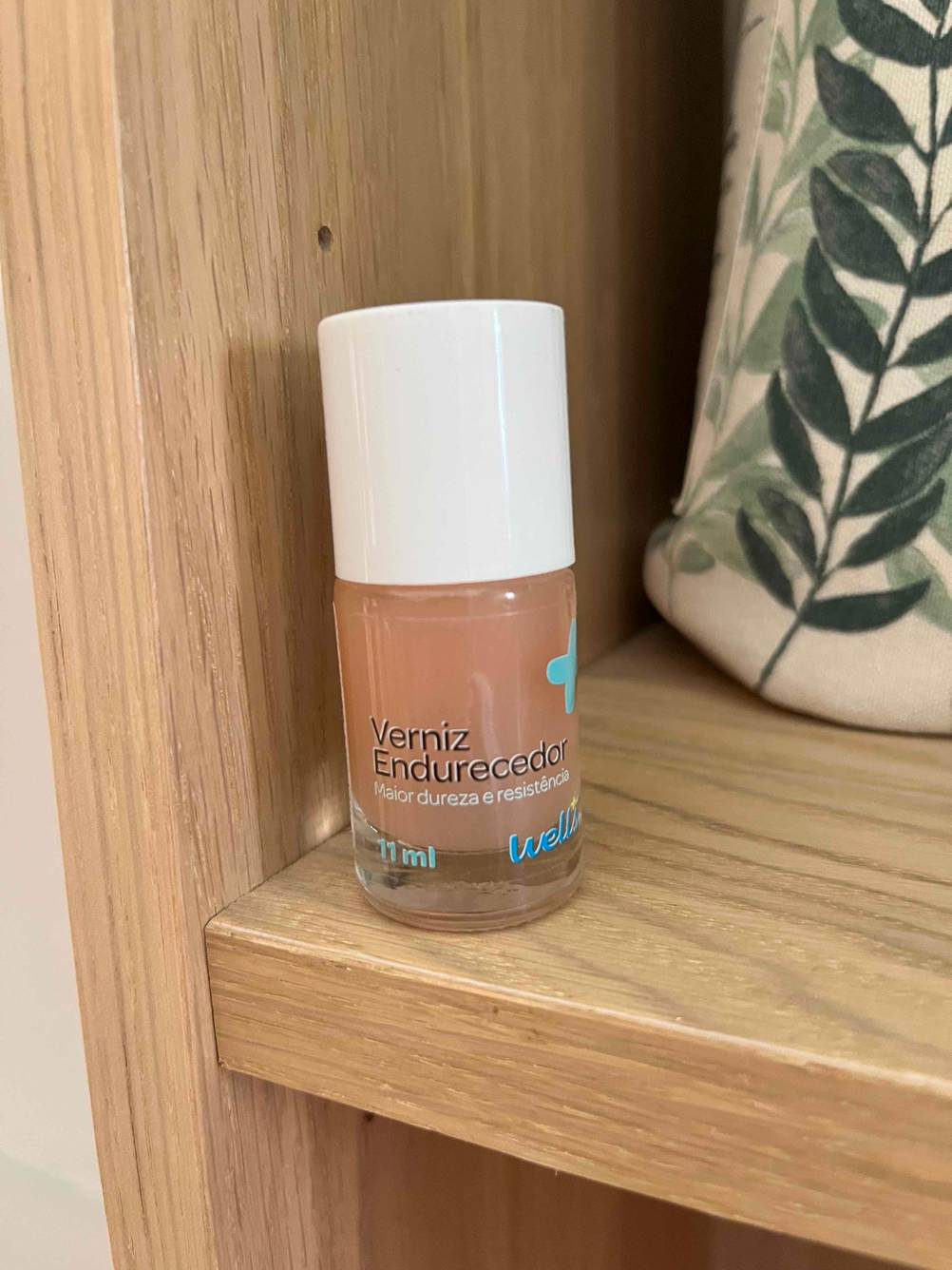 Getesteter Nagelhärter befindet sich im Schrank. 