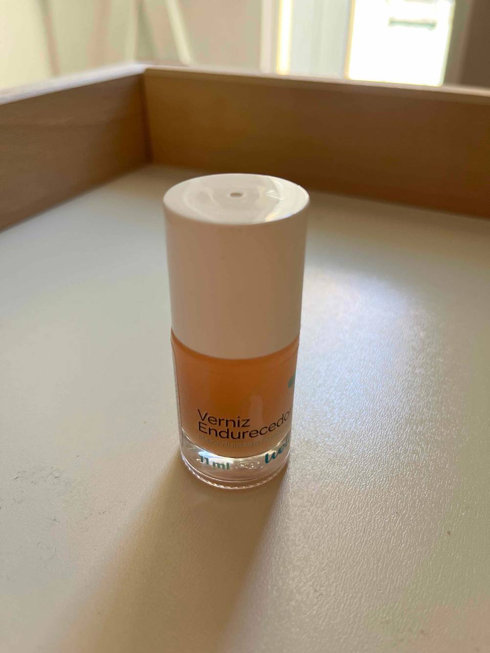 Nahaufnahme der Verschlusskappe einer Flasche des getesteten Nagelhärters.