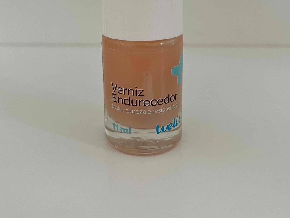 Nagelhärter im Test: Nahaufnahme des Aufdrucks auf der Vorderseite der Flasche.