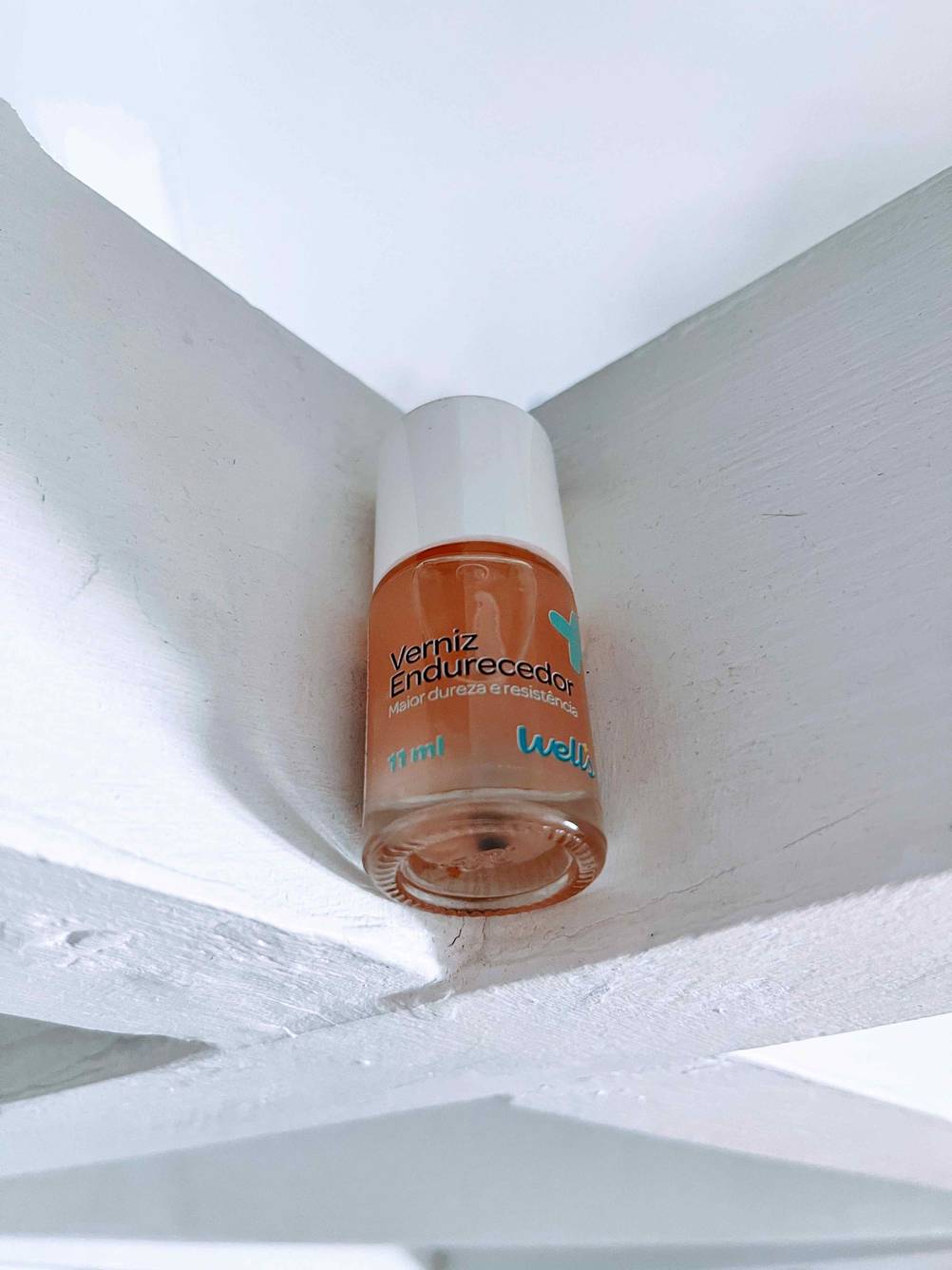 Nagelhärter getestet: Nahaufnahme des Bodens der Flasche.