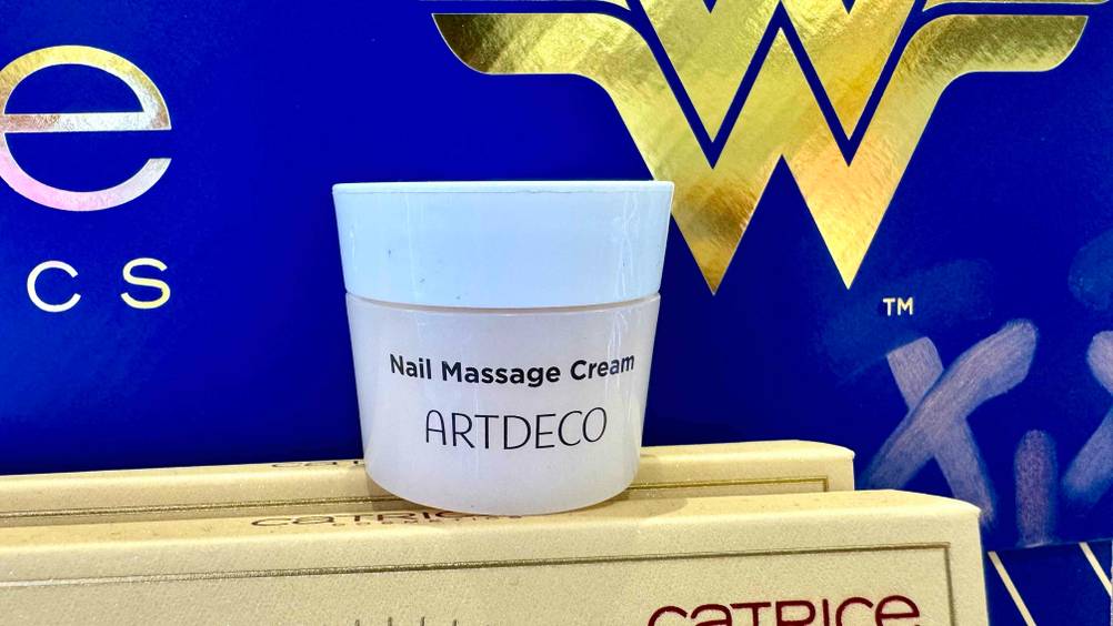 Nagelhautcreme im Test: Nahaufnahme des Tiegels mit Artikelbezeichung.