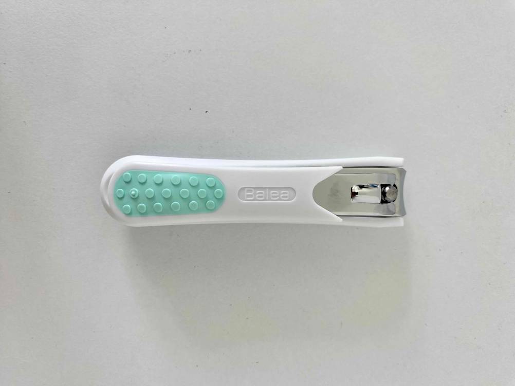 Getestet: Ein Nagelknipser horizontal auf einer hellen Fläche von oben.