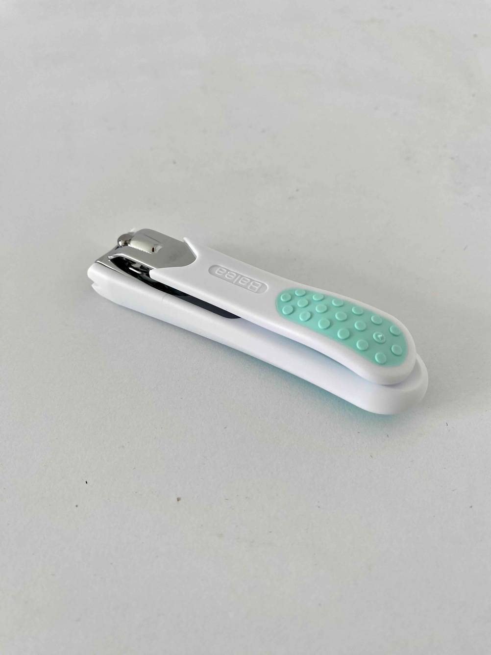 Ein getesteter Nagelknipser leicht horizontal auf einer hellen Fläche.