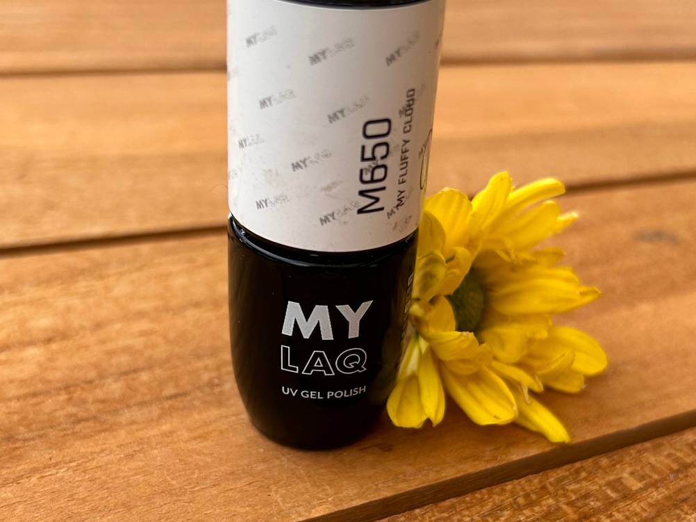 Nagellack getestet: Nahaufnahme der Flasche mit Logo.