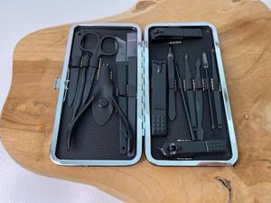 Die Anwendung der meisten Instrumente aus einem Nagelpflegeset erfordert Fingerfertigkeit.