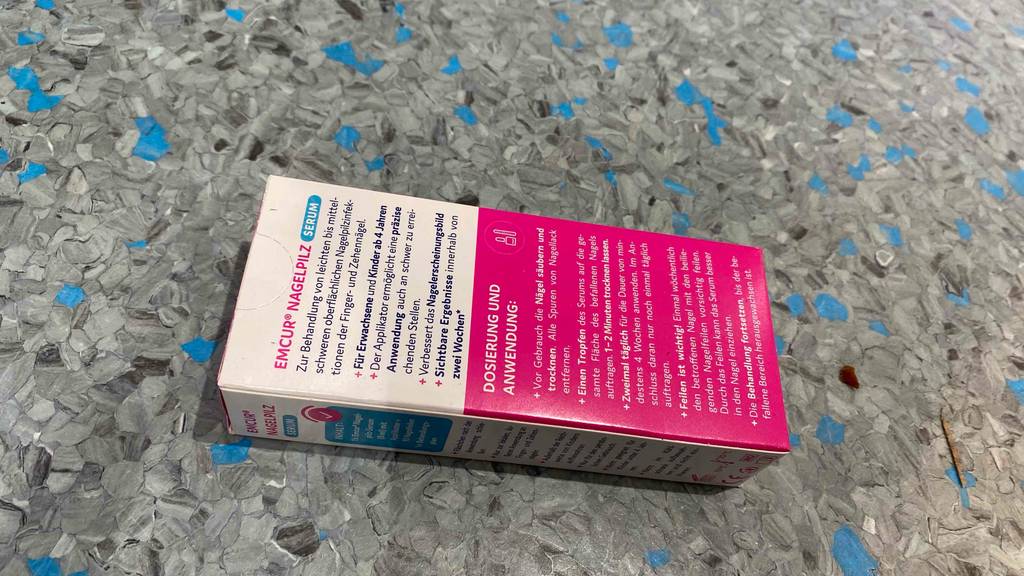 Nagelpilzlack im Test: Rückseite einer Verpackung von einem getesteten Nagelpilzserum. 