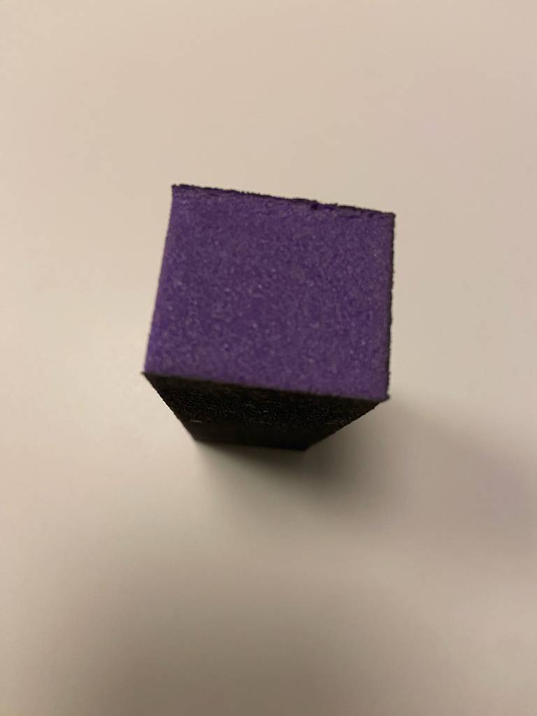 Nagelpolierblock im Test: Blick von oben auf die schmale Fläche.