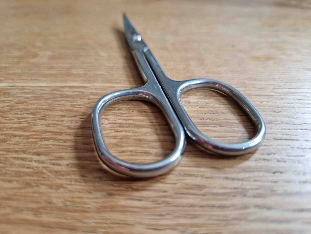 Getestete Nagelschere mit Detailblick auf die Griffe.