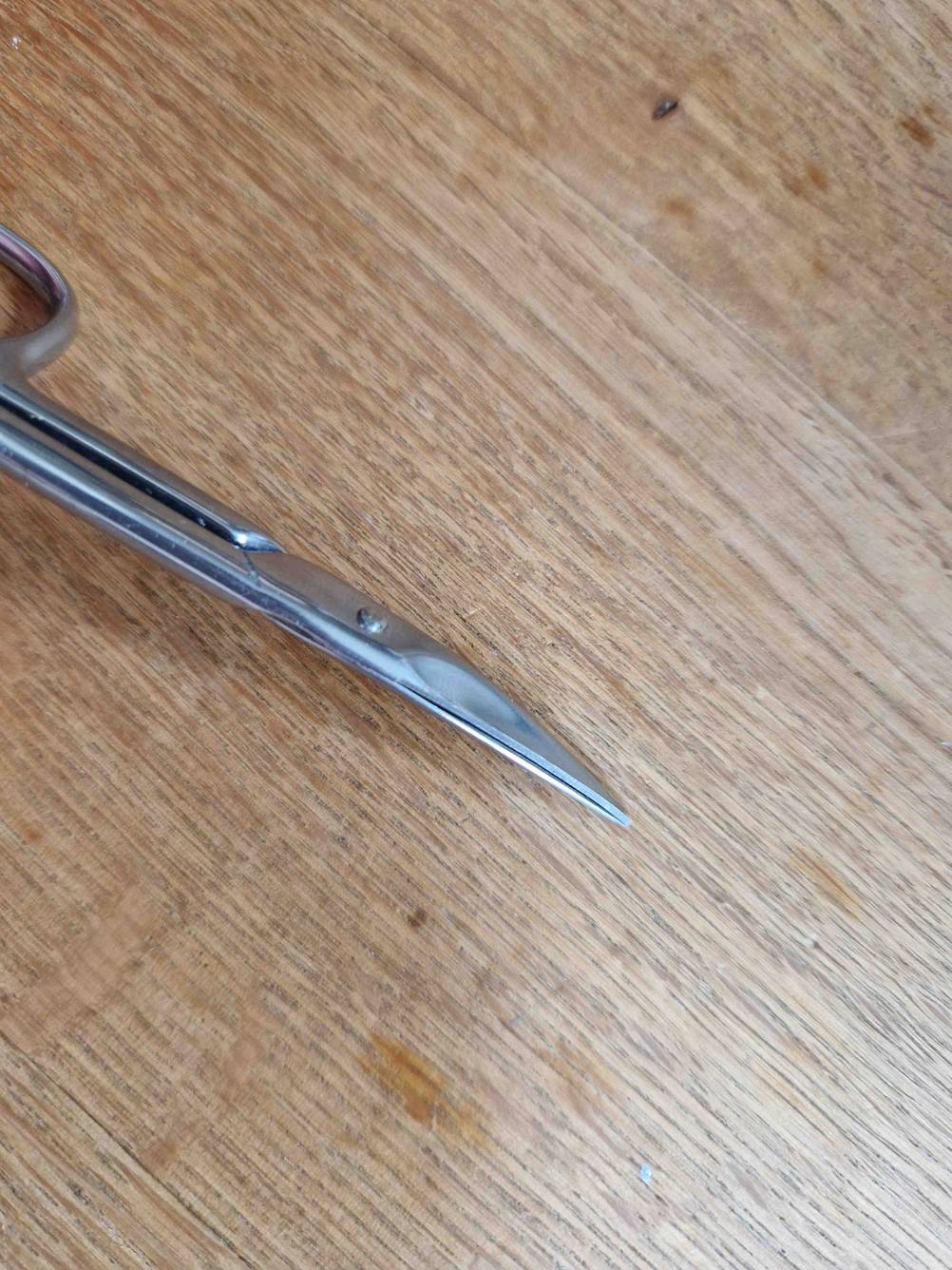 Detailansicht der geschlossenen Schnittfläche einer getesteten Nagelschere.
