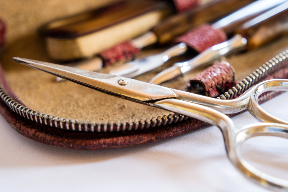Nahansicht auf eine Nagelschere, die halb über einem Etui liegt.