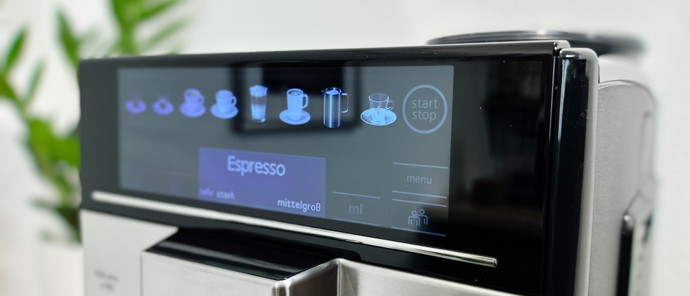 Das Display der Siemens EQ.6 Plus s700 (TE657503DE) zeigt eine Getränkewahl für Espresso. Die Menüführung ist übersichtlich.