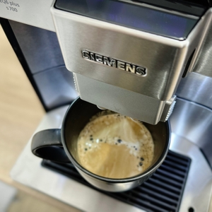 Nahaufnahme des frisch gebrühten Kaffees aus der Siemens EQ.6 Plus s700 (TE657503DE). Die Crema ist gut erkennbar.