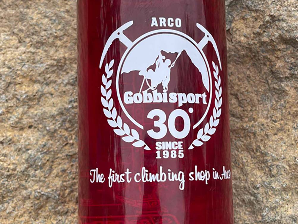 Nalgene Trinkflasche im Test: Nahaufnahme des Aufdrucks auf der Vorderseite.