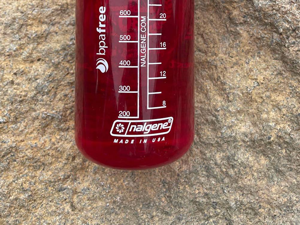 Nalgene Trinkflasche im Test: Nahaufnahme des Logos auf der Unterseite.