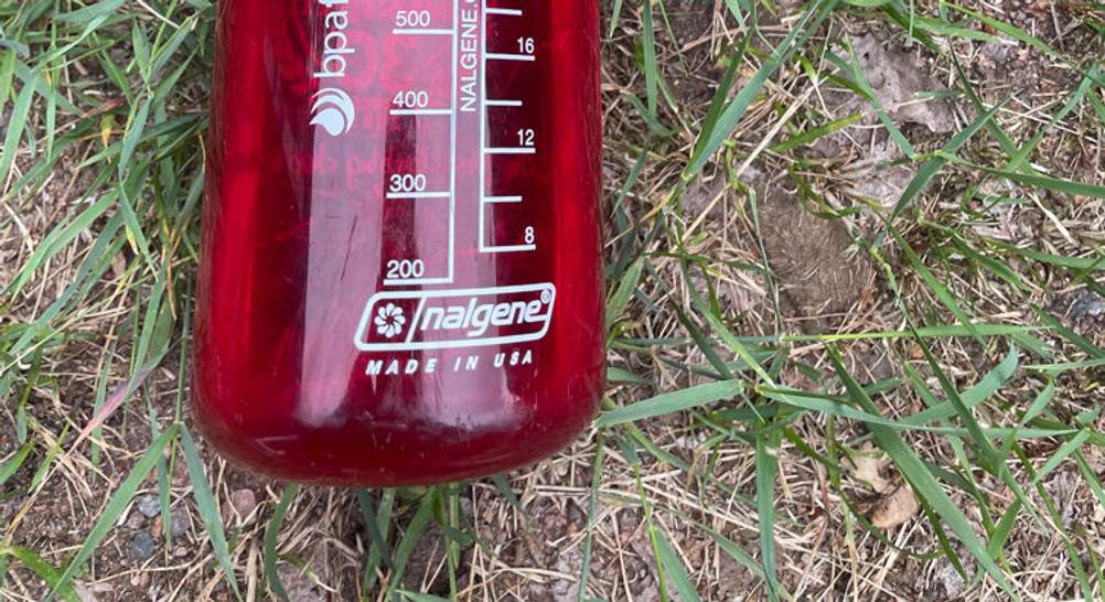 Nalgene-Trinkflasche getestet: Nahaufnahme des Logos auf der Flasche.