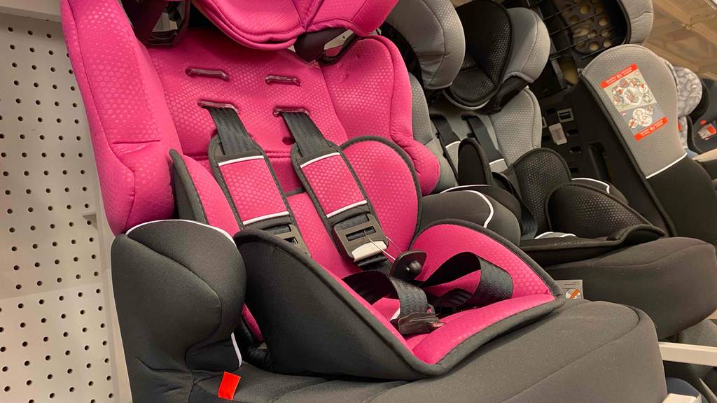 Detailansicht der Rückenlehne mit Gurt und der Sitzfläche eines getesteten Kindersitzes bis 12 Jahre.