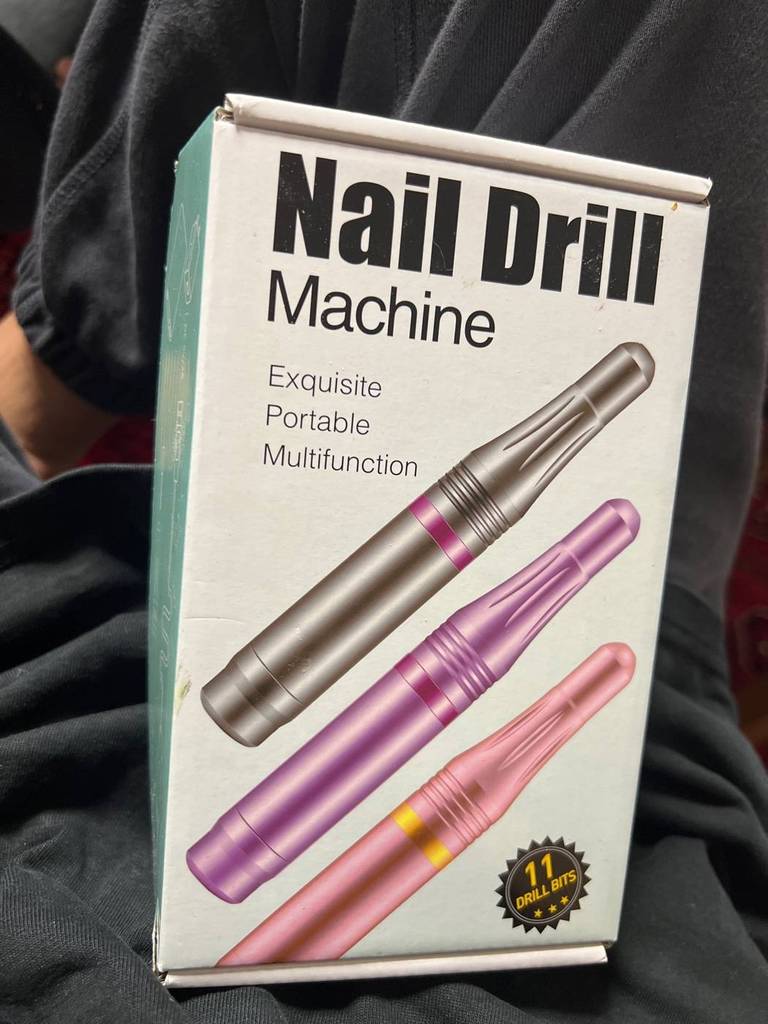 Nahaufnahme eines Maniküre-Sets in der Verpackung.