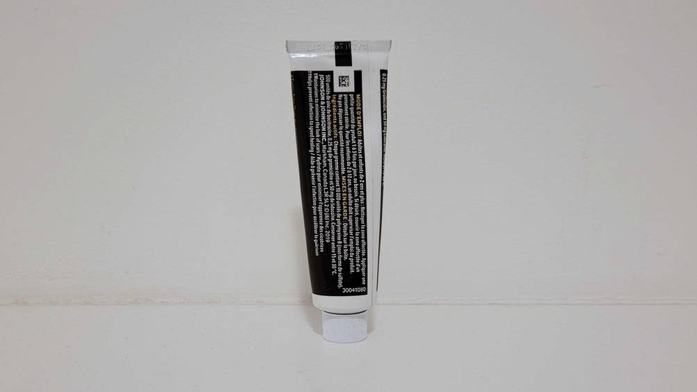 Rückseite einer Tube Narbengel im Test vor einer hellen Fläche.