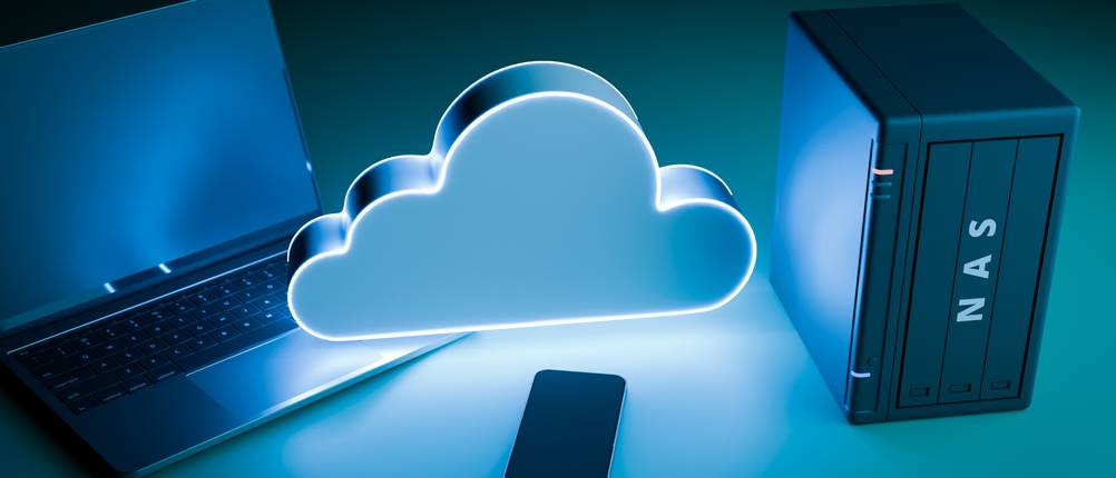 Ein getestetes WD-NAS und ein Laptop mit Handy und Cloud-Symbol in der Mitte.