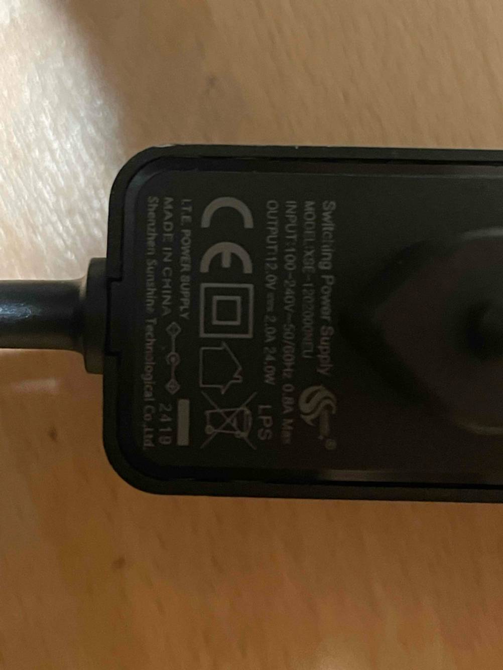 NAS-Server im Test: Nahaufnahme des Aufdrucks auf dem Stomstecker.