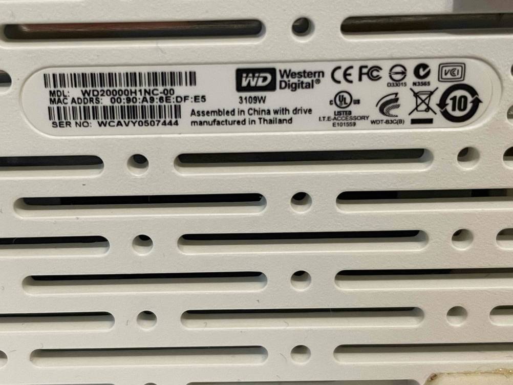 NAS-Server im Test: Nahaufnahme der Informationsplakette auf der Rückseite.