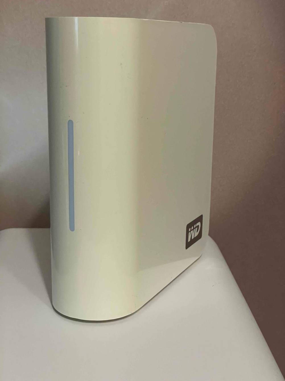 Im Test: Ein NAS-Server von vorne auf einer hellen Fläche stehend.